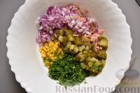 Фото приготовления рецепта: Салат с тунцом, кукурузой, солёными огурцами и яйцами - шаг №8