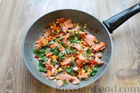 Фото приготовления рецепта: Омлет с рыбой и овощами - шаг №5