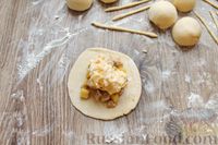Фото приготовления рецепта: Дрожжевые пирожки-мешочки с картофелем, курицей и сыром - шаг №17