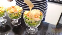 Фото приготовления рецепта: Салат с креветками и авокадо - шаг №7