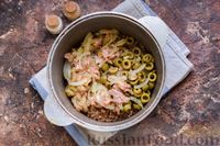 Фото приготовления рецепта: Гречка с консервированным тунцом и оливками - шаг №9