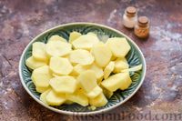 Фото приготовления рецепта: Картофельные котлеты с консервированным тунцом, сыром и зеленью - шаг №2