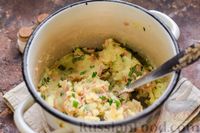 Фото приготовления рецепта: Картофельные котлеты с консервированным тунцом, сыром и зеленью - шаг №10