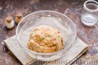 Фото приготовления рецепта: Салат из фасоли с огурцами, сыром и сухариками - шаг №3