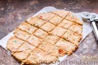 Фото приготовления рецепта: Цельнозерновые луковые крекеры с кинзой, кунжутом, острым перцем и пряностями - шаг №10