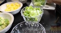 Фото приготовления рецепта: Салат с креветками и авокадо - шаг №4
