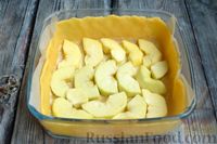Фото приготовления рецепта: Песочный пирог с яблоками, творожной начинкой и меренгой - шаг №11
