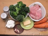 Фото приготовления рецепта: Филе индейки, тушенное с брокколи в сметанно-сырном соусе - шаг №1