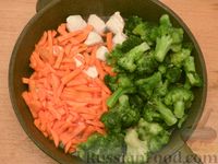 Фото приготовления рецепта: Филе индейки, тушенное с брокколи в сметанно-сырном соусе - шаг №5