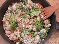 Фото приготовления рецепта: Филе индейки, тушенное с брокколи в сметанно-сырном соусе - шаг №9