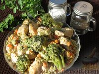 Фото к рецепту: Филе индейки, тушенное с брокколи в сметанно-сырном соусе
