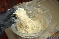 Фото приготовления рецепта: Дрожжевые лепёшки на молоке, с картофелем и зелёным луком - шаг №4