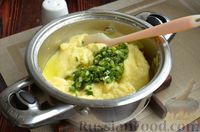 Фото приготовления рецепта: Дрожжевые лепёшки на молоке, с картофелем и зелёным луком - шаг №12