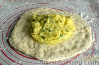 Фото приготовления рецепта: Дрожжевые лепёшки на молоке, с картофелем и зелёным луком - шаг №15