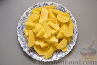 Фото приготовления рецепта: Картофель, тушенный в молоке - шаг №2
