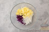 Фото приготовления рецепта: Салат из краснокочанной капусты с редькой, яблоком и тыквенными семечками - шаг №5