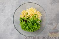 Фото приготовления рецепта: Салат из краснокочанной капусты с редькой, яблоком и тыквенными семечками - шаг №6