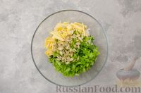 Фото приготовления рецепта: Салат из краснокочанной капусты с редькой, яблоком и тыквенными семечками - шаг №7