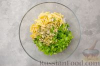 Фото приготовления рецепта: Салат из краснокочанной капусты с редькой, яблоком и тыквенными семечками - шаг №9