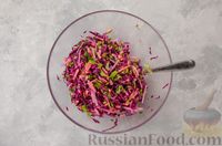 Фото приготовления рецепта: Салат из краснокочанной капусты с редькой, яблоком и тыквенными семечками - шаг №10