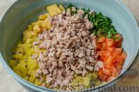 Фото приготовления рецепта: Мясной салат с картофелем, помидорами, солёными огурцами и сыром - шаг №10