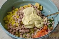 Фото приготовления рецепта: Мясной салат с картофелем, помидорами, солёными огурцами и сыром - шаг №11
