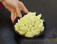 Фото приготовления рецепта: Творожная запеканка с яблоками, изюмом и курагой - шаг №5