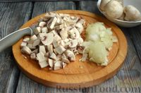 Фото приготовления рецепта: Дрожжевые мини-пироги с грибами, сыром и зеленью - шаг №7