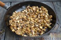 Фото приготовления рецепта: Дрожжевые мини-пироги с грибами, сыром и зеленью - шаг №10