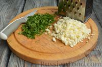 Фото приготовления рецепта: Дрожжевые мини-пироги с грибами, сыром и зеленью - шаг №11
