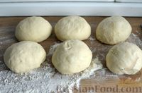 Фото приготовления рецепта: Дрожжевые мини-пироги с грибами, сыром и зеленью - шаг №14
