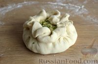 Фото приготовления рецепта: Дрожжевые мини-пироги с грибами, сыром и зеленью - шаг №17