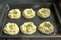 Фото приготовления рецепта: Дрожжевые мини-пироги с грибами, сыром и зеленью - шаг №18