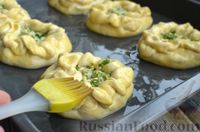 Фото приготовления рецепта: Дрожжевые мини-пироги с грибами, сыром и зеленью - шаг №19