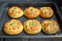 Фото приготовления рецепта: Дрожжевые мини-пироги с грибами, сыром и зеленью - шаг №20