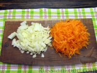 Фото приготовления рецепта: Оладьи из говяжьей печени, картофеля и моркови, на кефире - шаг №2