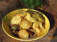Фото приготовления рецепта: Телячья печень, жаренная на сковороде, с яблоками и луком - шаг №9