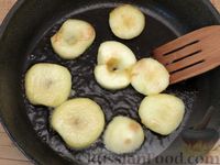 Фото приготовления рецепта: Телячья печень, жаренная на сковороде, с яблоками и луком - шаг №5