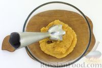 Фото приготовления рецепта: Кекс на кефире и хурме, с изюмом, корицей и цедрой апельсина - шаг №4