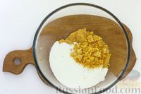 Фото приготовления рецепта: Кекс на кефире и хурме, с изюмом, корицей и цедрой апельсина - шаг №5