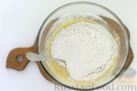 Фото приготовления рецепта: Кекс на кефире и хурме, с изюмом, корицей и цедрой апельсина - шаг №9