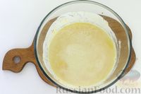 Фото приготовления рецепта: Кекс на кефире и хурме, с изюмом, корицей и цедрой апельсина - шаг №8