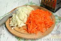 Фото приготовления рецепта: Салат с консервированной фасолью, маринованными опятами, ветчиной и сыром - шаг №2