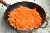 Фото приготовления рецепта: Салат с консервированной фасолью, маринованными опятами, ветчиной и сыром - шаг №3