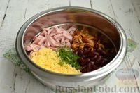 Фото приготовления рецепта: Салат с консервированной фасолью, маринованными опятами, ветчиной и сыром - шаг №8