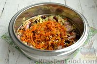 Фото приготовления рецепта: Салат с консервированной фасолью, маринованными опятами, ветчиной и сыром - шаг №9