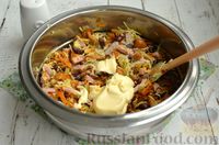 Фото приготовления рецепта: Салат с консервированной фасолью, маринованными опятами, ветчиной и сыром - шаг №10