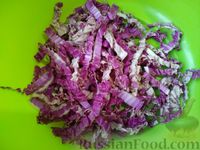 Фото приготовления рецепта: Салат из пурпурной пекинской капусты, огурцов и ветчины (без майонеза) - шаг №2