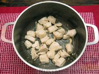 Фото приготовления рецепта: Картошка, тушенная с куриным филе в молоке - шаг №4