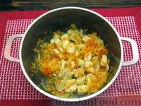 Фото приготовления рецепта: Картошка, тушенная с куриным филе в молоке - шаг №7